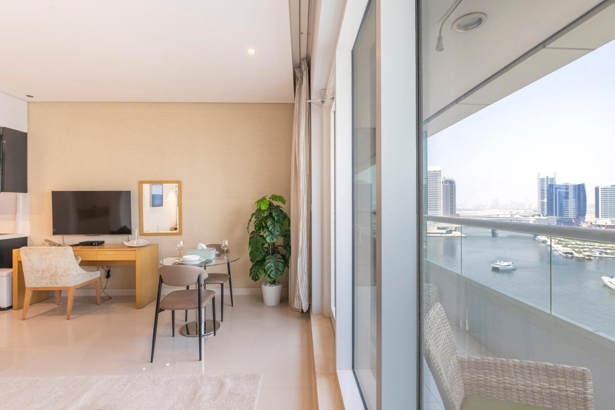 Damac Canal Views Residences Дубай Екстериор снимка