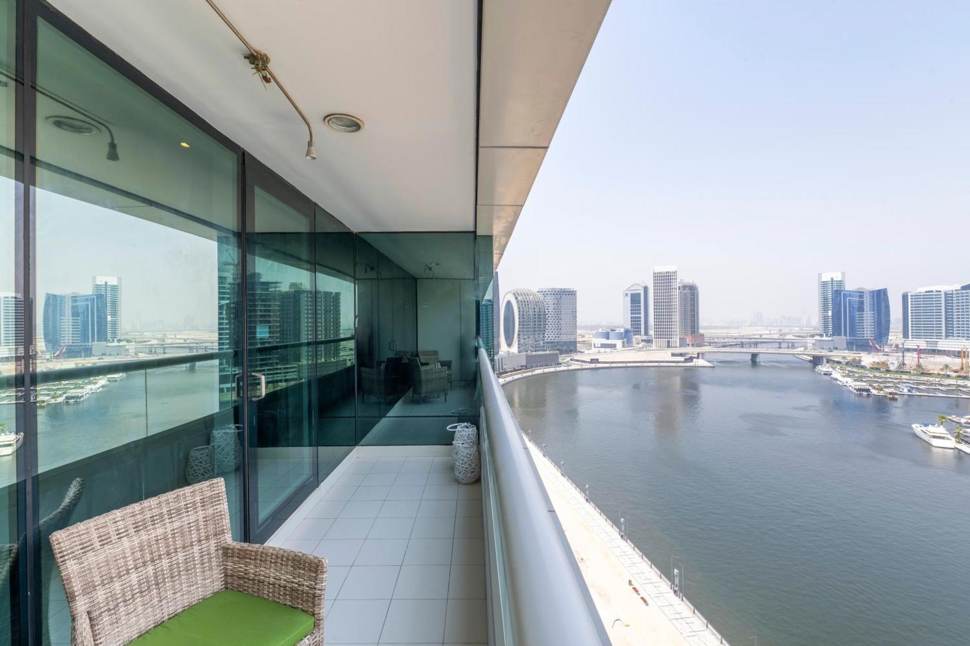 Damac Canal Views Residences Дубай Екстериор снимка