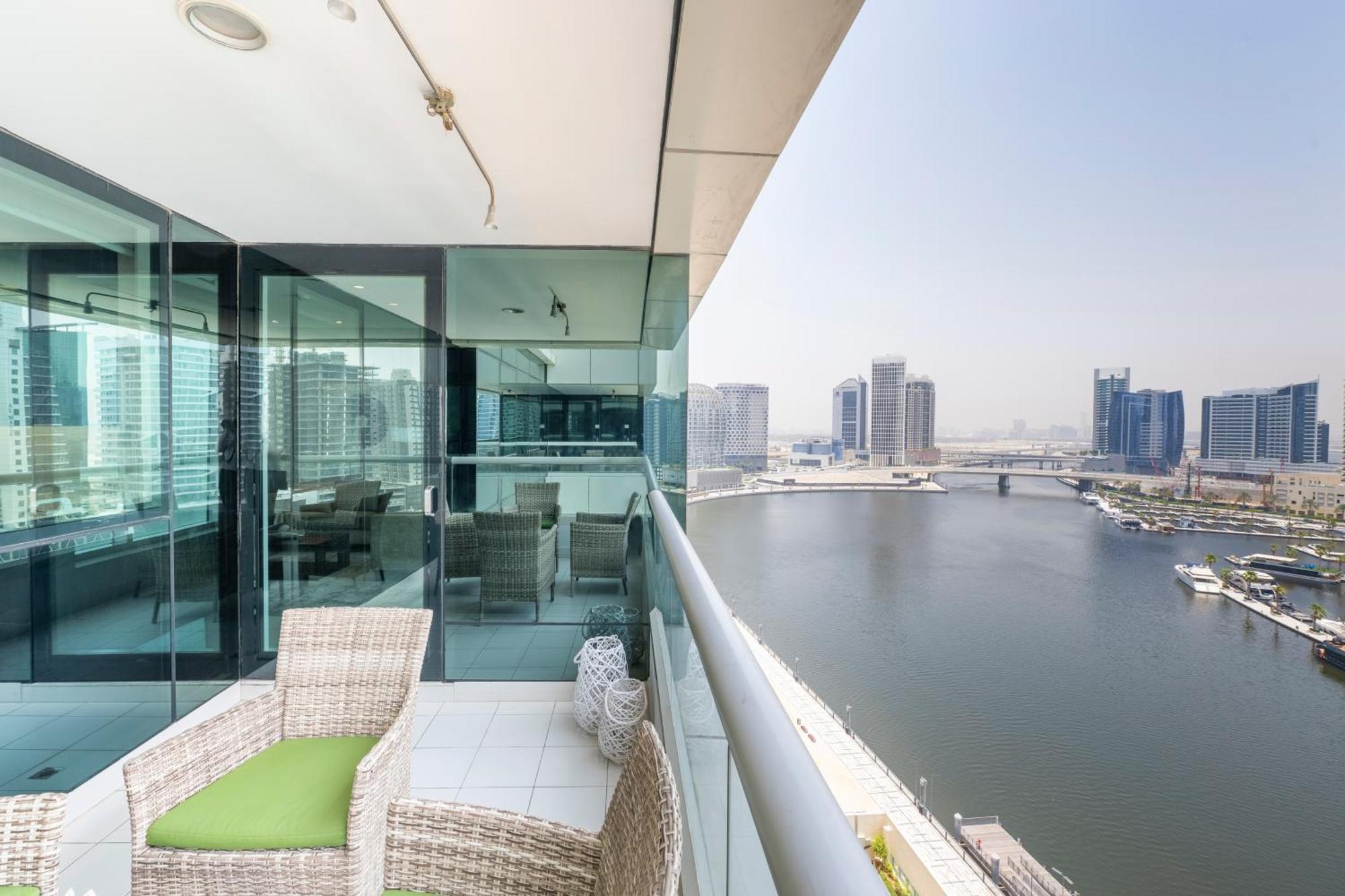 Damac Canal Views Residences Дубай Екстериор снимка