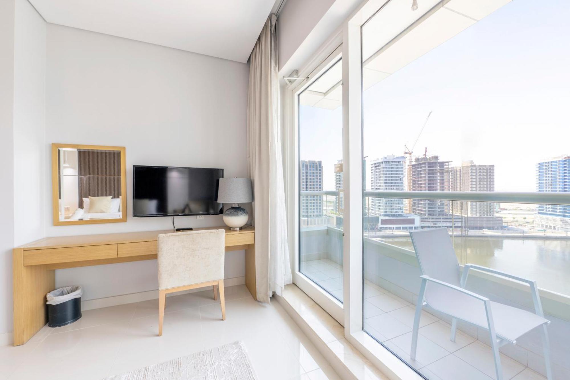 Damac Canal Views Residences Дубай Екстериор снимка