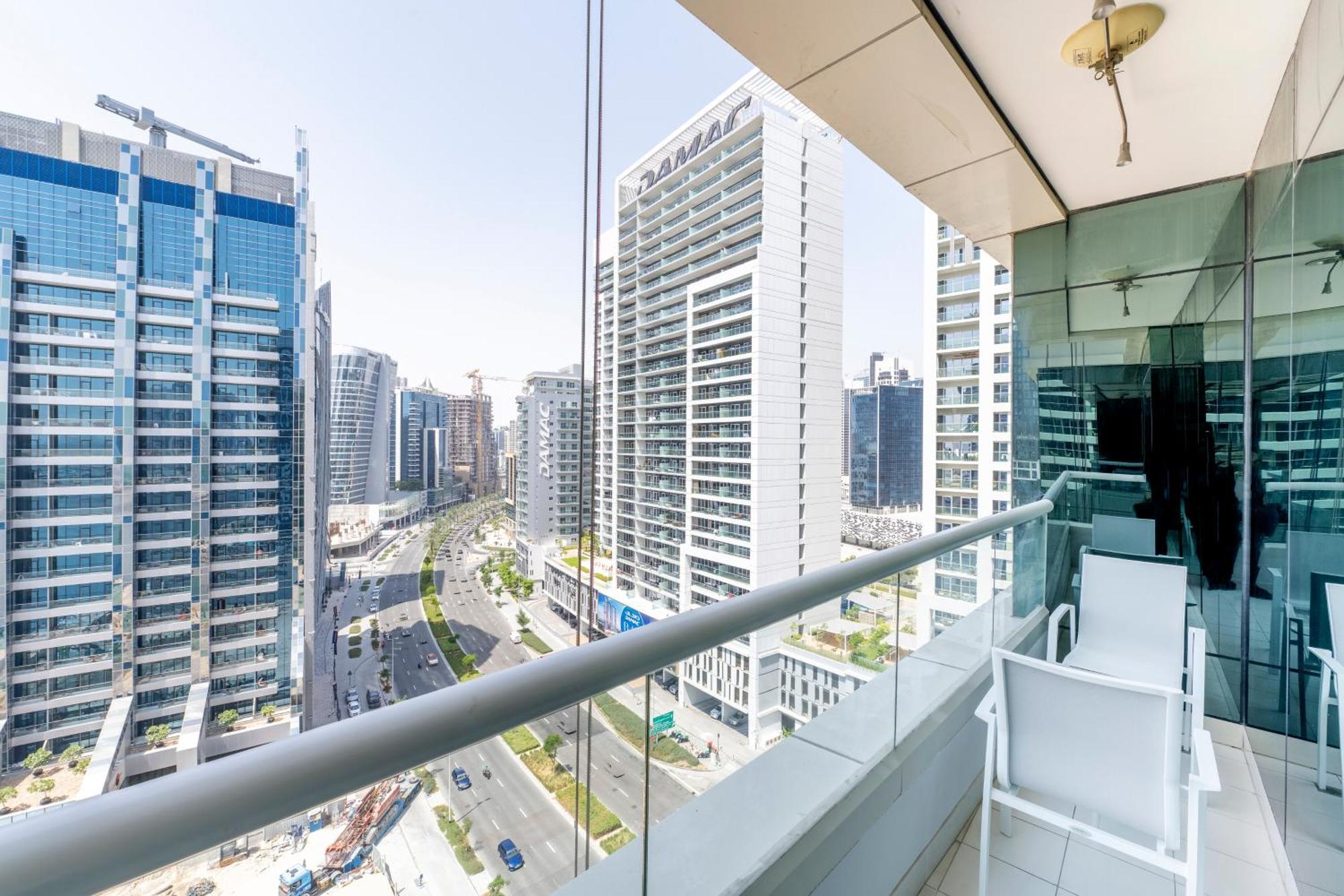 Damac Canal Views Residences Дубай Екстериор снимка